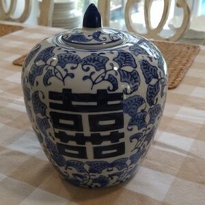 Oriental blue white double happiness Ginger Temple jar lid 8 x 6 1/2 chinoiserie
